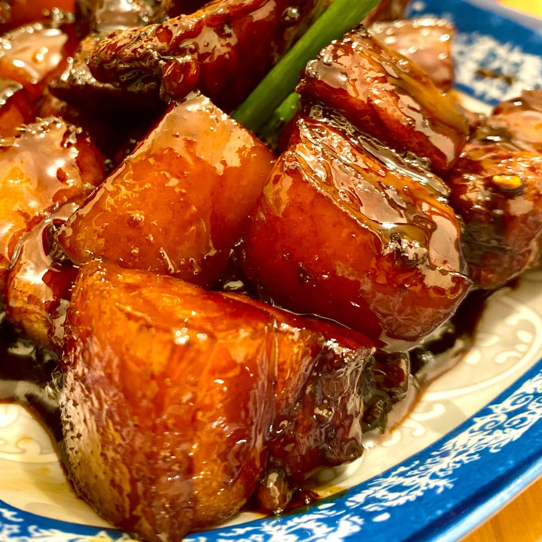 Poitrine de porc « braisée en rouge »