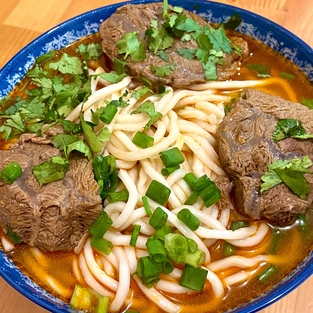 Soupe de nouilles piquante au boeuf